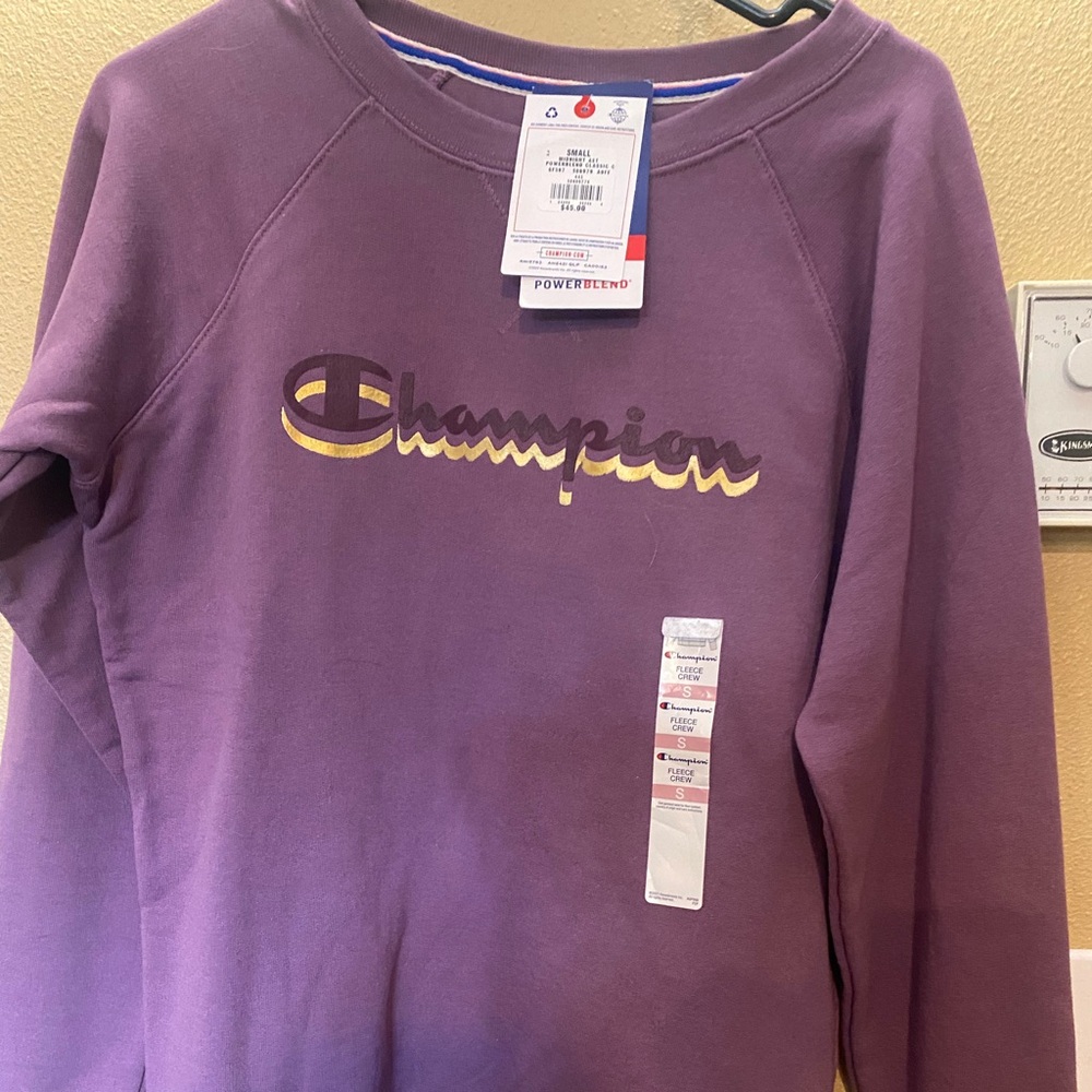 New with tag champion fleece crew size small.